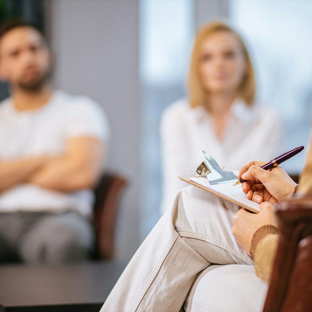 Consultation psychologique avec une psychologue EMDR près de Saint-Louis accompagnant adultes et couples en thérapie.